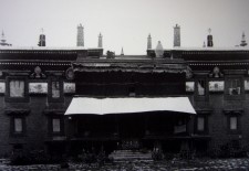 འོད་ཟེར། བཞི་བདེ་གླིང་གང་འདྲ་བྱས་ནས་གཏོར་བཤིག་བཏང་བ་རེད་དམ།